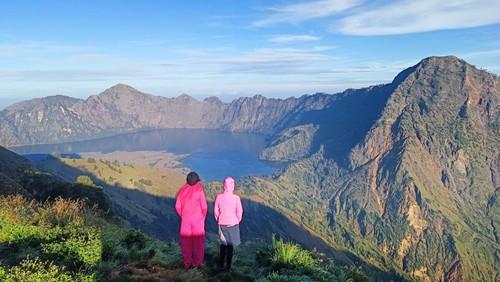 Pemandangan Danau Segara Anak dari puncak Gunung Rinjani, NTB. (Ahmad Viqi/detikBali)