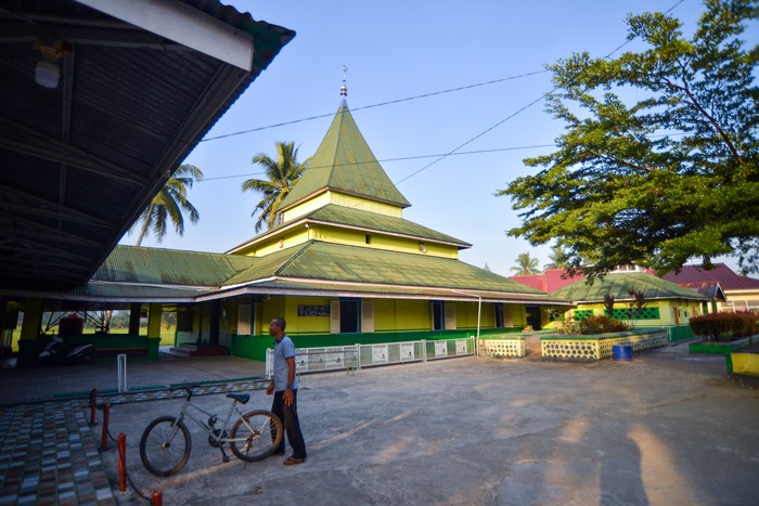 Surau tuo Taram di Limapuluhkota Warga melintas di halaman cagar budaya Surau Tuo Taram, Limapuluhkota, Sumatera Barat, Jumat (27/6/2025). Surau yang didirikan pada awal abad ke-17 oleh Syekh Ibrahim Mufti itu dulunya merupakan pusat peradaban Islam tertua di Luak Limopuluah (daerah Limapuluhkota dan sekitarnya). ANTARA FOTO/Iggoy el Fitra/bar