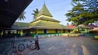 Warga melintas di halaman cagar budaya Surau Tuo Taram, Limapuluhkota, Sumatera Barat, Jumat (27/6/2025). Foto: ANTARA FOTO/Iggoy el Fitra