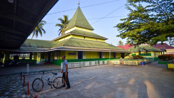 Surau tuo Taram di Limapuluhkota Warga melintas di halaman cagar budaya Surau Tuo Taram, Limapuluhkota, Sumatera Barat, Jumat (27/6/2025). Surau yang didirikan pada awal abad ke-17 oleh Syekh Ibrahim Mufti itu dulunya merupakan pusat peradaban Islam tertua di Luak Limopuluah (daerah Limapuluhkota dan sekitarnya). ANTARA FOTO/Iggoy el Fitra/bar