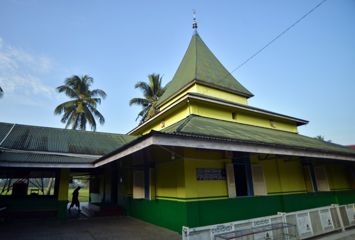 Surau tuo Taram di Limapuluhkota Warga melintas di halaman cagar budaya Surau Tuo Taram, Limapuluhkota, Sumatera Barat, Jumat (27/6/2025). Surau yang didirikan pada awal abad ke-17 oleh Syekh Ibrahim Mufti itu dulunya merupakan pusat peradaban Islam tertua di Luak Limopuluah (daerah Limapuluhkota dan sekitarnya). ANTARA FOTO/Iggoy el Fitra/bar