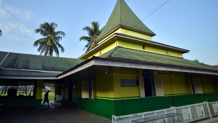 Surau tuo Taram di Limapuluhkota Warga melintas di halaman cagar budaya Surau Tuo Taram, Limapuluhkota, Sumatera Barat, Jumat (27/6/2025). Surau yang didirikan pada awal abad ke-17 oleh Syekh Ibrahim Mufti itu dulunya merupakan pusat peradaban Islam tertua di Luak Limopuluah (daerah Limapuluhkota dan sekitarnya). ANTARA FOTO/Iggoy el Fitra/bar