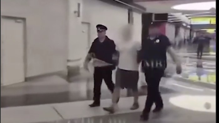 Tangkapan layar pria berkepala plontos ditangkap kepolisian Bandara Moskow setelah membanting balita.