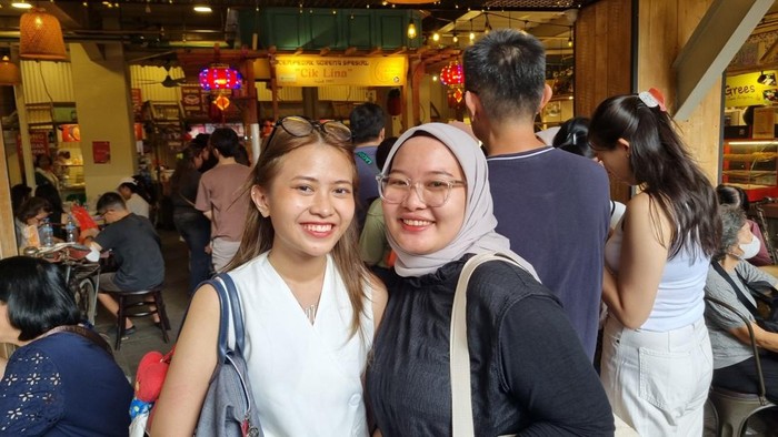 Tifa pengunjung Glodok (kiri baju putih) senang rencana MRT sampai ke Kota Tua  (Taufiq detikcom)