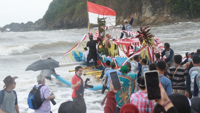 Tradisi petik laut di Pantai Lampon Banyuwangi.