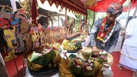 Tradisi ruwatan pada tahun baru penanggalan Jawa 1 Suro melalui pementasan wayang krucil tersebut diikuti ratusan peserta dari sejumlah daerah sebagai upaya pembersihan diri dan menangkal hal buruk sekaligus menjadi hiburan gratis untuk masyarakat. Foto: ANTARA FOTO/Prasetia Fauzani