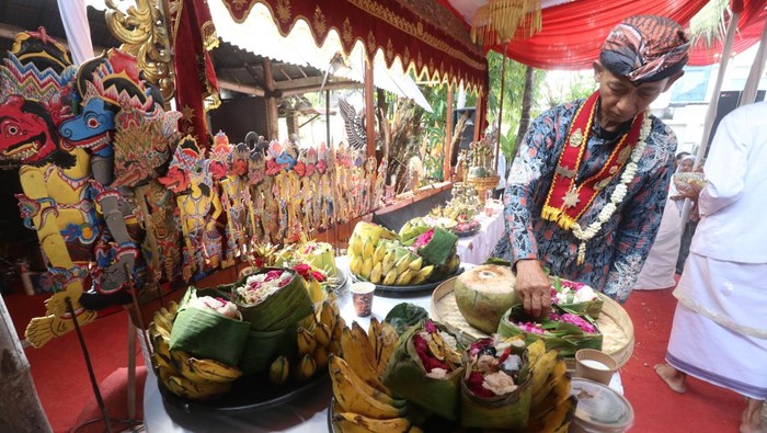 Tradisi ruwatan wayang krucil di Kediri Petugas menyiapkan sesaji saat tradisi ruwatan wayang krucil di Kota Kediri, Jawa Timur, Jumat (27/6/2025). Tradisi ruwatan pada tahun baru penanggalan Jawa 1 Suro melalui pementasan wayang krucil tersebut diikuti ratusan peserta dari sejumlah daerah sebagai upaya pembersihan diri dan menangkal hal buruk sekaligus menjadi hiburan gratis untuk masyarakat. ANTARA FOTO/Prasetia Fauzani/bar