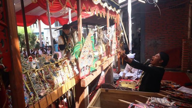 Dalang Ki Kondo Brodiyanto (kanan) mementaskan wayang krucil dengan lakon Murwakala pada tradisi ruwatan di Kota Kediri, Jawa Timur, Jumat (27/6/2025). Tradisi ruwatan pada tahun baru penanggalan Jawa 1 Suro melalui pementasan wayang krucil tersebut diikuti ratusan peserta dari sejumlah daerah sebagai upaya pembersihan diri dan menangkal hal buruk sekaligus menjadi hiburan gratis untuk masyarakat. ANTARA FOTO/Prasetia Fauzani/bar