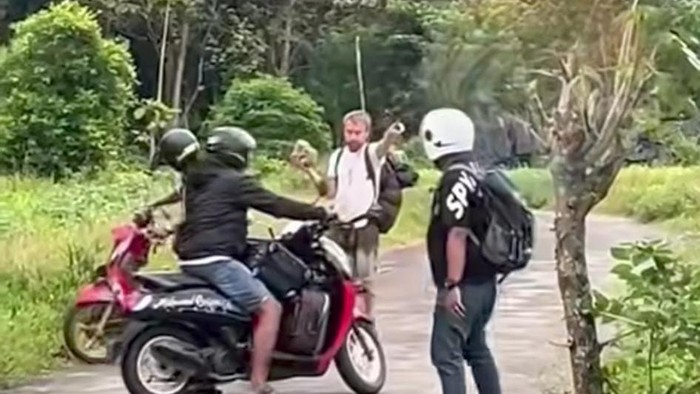 Turis Polandia mengancam warga di Maros menggunakan batu.