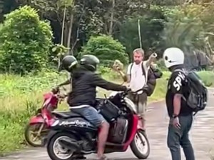 Diteriaki Crazy Sama Bocil, Bule Ini Mau Lempar Batu di Maros
