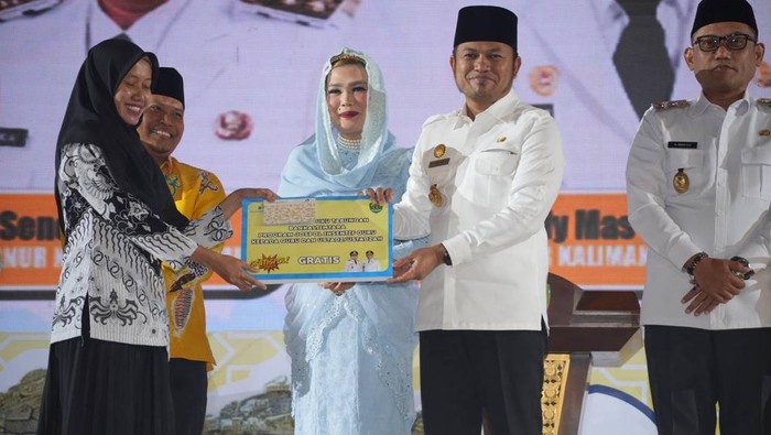 Wakil Gubernur Kaltim Seno Aji saat memberikan kado umrah secara simbolis kepada marbot di Kaltim. Foto: Istimewa
