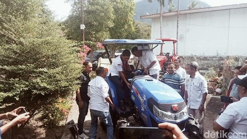 Wakil ketua Komisi IV DPR RI, Ahmad Yohan (pakai selendang) saat menyerahkan 3 traktor kepada tiga kelompok penerima manfaat di Flores Timur, Jumat (27/6/2025).