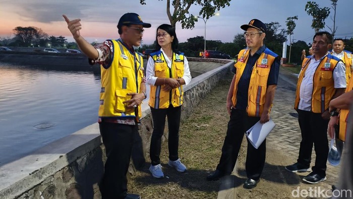 Wamen PU didamping jajaran dari Kemen PU dan dinas terkait mengecek kolam portensi penampung banjir di Jalan Raya Porong, Sidoarjo.