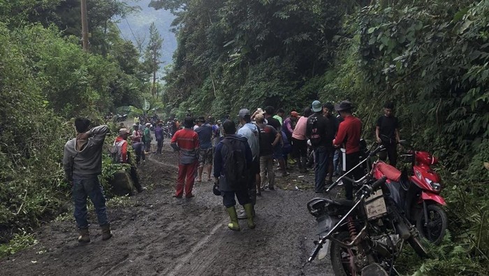 Warga melakukan perbaikan jalan secara swadaya di Kabupaten Pinrang.
