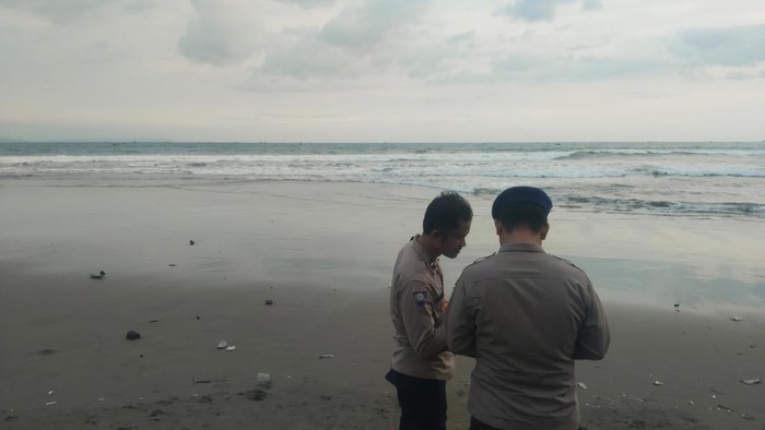 Wisatawan hilang terseret ombak di Pantai Sunset Sukabumi.