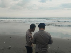 Warga Bogor Hilang Usai Terseret Ombak di Pantai Sunset Sukabumi