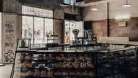 Toko kue Sumber Hidangan di Bandung berdiri sejak 1929. Menjual berbagai macam varian roti klasik, seperti croissant, bitterballen, chocolates rotsjes, dan roti tawar klasik. Foto: Archive/Site Culinary