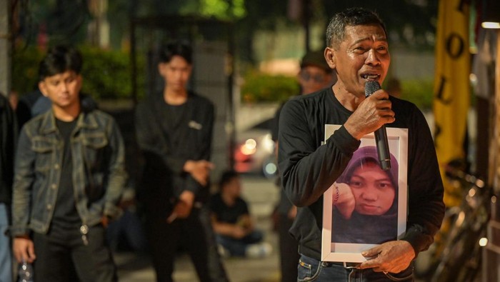 1.000 Hari Tragedi Kanjuruhan, Seruan Keadilan Menggema di Jakarta Peserta aksi menyalakan lilin saat peringatan 1.000 hari Tragedi Kanjuruhan di depan Museum Polri, Jakarta, Jumat (27/6/2025). Aksi tersebut dilakukan sebagai bentuk peringatan dan seruan keadilan hukum bagi 135 lebih korban jiwa yang hingga kini belum terselesaikan dalam tragedi kelam yang terjadi di Stadion Kanjuruhan, Malang pada 1 Oktober 2022 silam. ANTARA FOTO/Fauzan