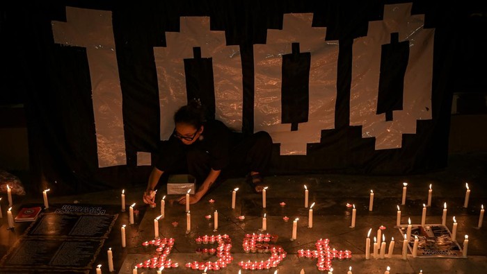 1.000 Hari Tragedi Kanjuruhan, Seruan Keadilan Menggema di Jakarta Peserta aksi menyalakan lilin saat peringatan 1.000 hari Tragedi Kanjuruhan di depan Museum Polri, Jakarta, Jumat (27/6/2025). Aksi tersebut dilakukan sebagai bentuk peringatan dan seruan keadilan hukum bagi 135 lebih korban jiwa yang hingga kini belum terselesaikan dalam tragedi kelam yang terjadi di Stadion Kanjuruhan, Malang pada 1 Oktober 2022 silam. ANTARA FOTO/Fauzan
