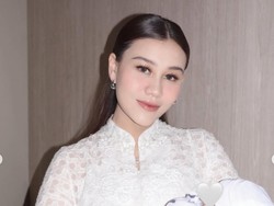 Gaya Aaliyah Massaid Gendong Baby Arash saat Aqiqah, Pancarkan Aura Keibuan