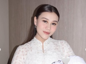 Gaya Aaliyah Massaid Gendong Baby Arash saat Aqiqah, Pancarkan Aura Keibuan
