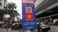 Pengendara melintas di Jalan HR Rasuna Said, Jakarta, Sabtu (28/6/2025). Sejumlah jalanan di Jakarta akan ditutup dalam rangka BTN JAKIM 2025.