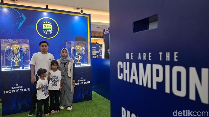 Aep saat berfoto dengan trofi Persib di Cirebon