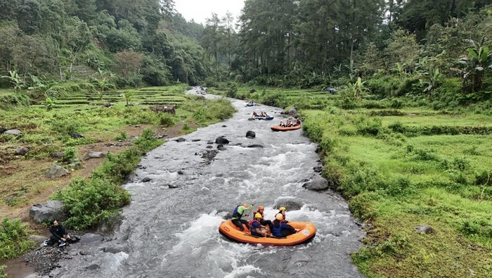 Aktivitas water sport arung jeram di Sungai Badeng.