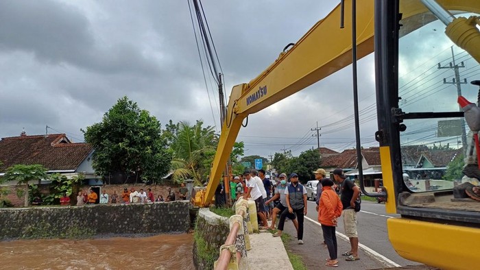 Alat berat disiagakan Pemkab Banyuwangi antisipasi luapan sungai imbas peningkatan debit air.