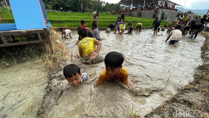 Anak-anak saat mengikuti Festival Gogoh Iwak di Dadap Sumilir, Girimulyo, Kulon Progo, Sabtu (28/6/2025).