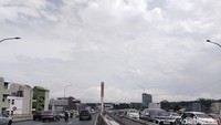 Dari arah Gerbang Tol Pasteur maupun dari arah Gedung Sate, kendaraan wisatawan mengular di Flyover Pasupati.