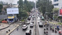 Suasana tersebut bisa dilihat di Flyover Mochtar Kusumaatmadja atau Flyover Pasupati yang menjadi akses masuk ke Kota Bandung.