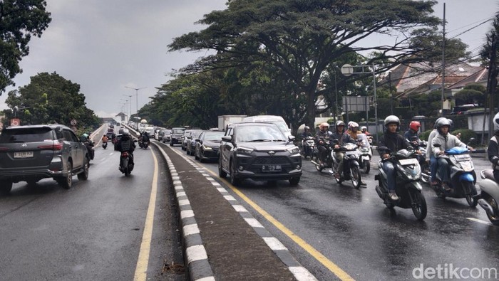 Arus lalu lintas di Bandung. Arus lalu lintas di Bandung.