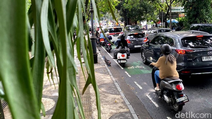 Pantauan arus lalu lintas di Jalan LRRE Marthadinata, Kota Bandung saat libur panjang, Sabtu (28/6/2025).