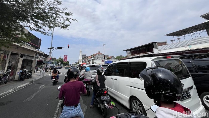 Arus lalu lintas di kawasan Tugu Jogja dan Malioboro, Sabtu (28/6/2025).