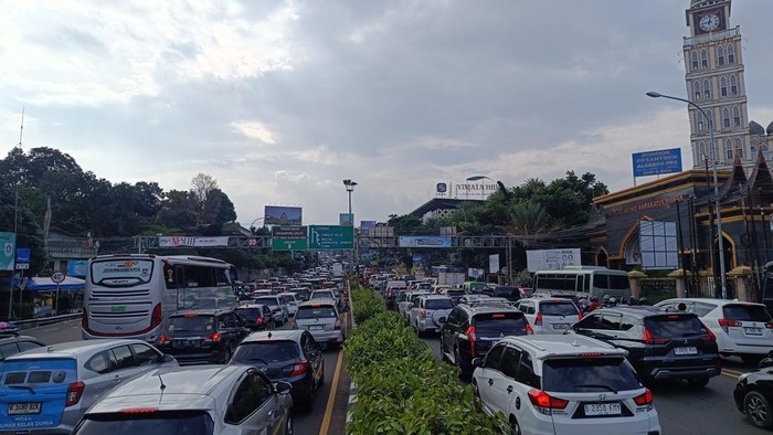 Arus lalu lintas di Puncak, Bogor, pag ini.