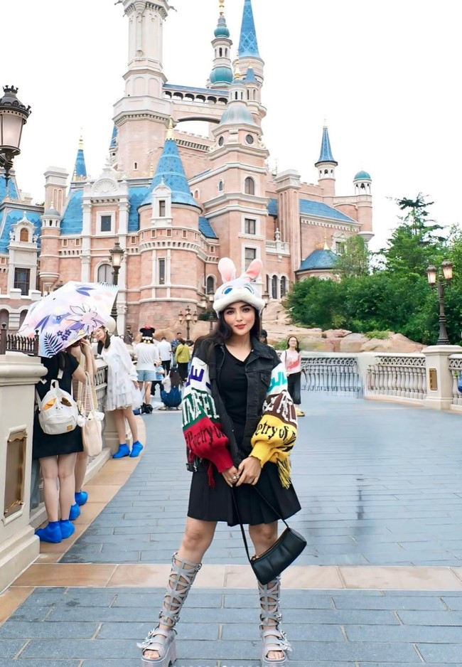 Ketika berada di China bersama keluarganya, salah satu tempat wisata yang dikunjungi Ashanty ialah Disneyland. Bergaya playful, penampilan wanita 41 tahun itu mencuri atensi. Foto: Instagram/@ashanty_ash