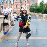 Ketika berada di China bersama keluarganya, salah satu tempat wisata yang dikunjungi Ashanty ialah Disneyland. Bergaya playful, penampilan wanita 41 tahun itu mencuri atensi. Foto: Instagram/@ashanty_ash