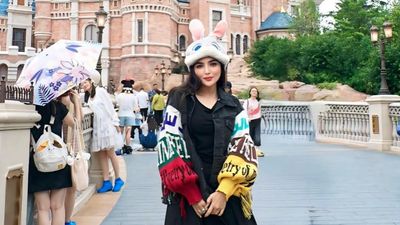 8 Gaya Playful Ashanty saat Main di Shanghai Disneyland, Curi Atensi