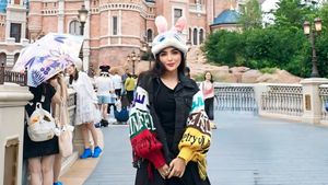 8 Gaya Playful Ashanty saat Main di Shanghai Disneyland, Curi Atensi