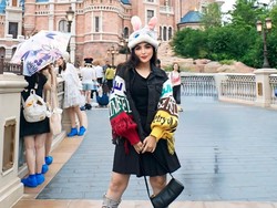 8 Gaya Playful Ashanty saat Main di Shanghai Disneyland, Curi Atensi