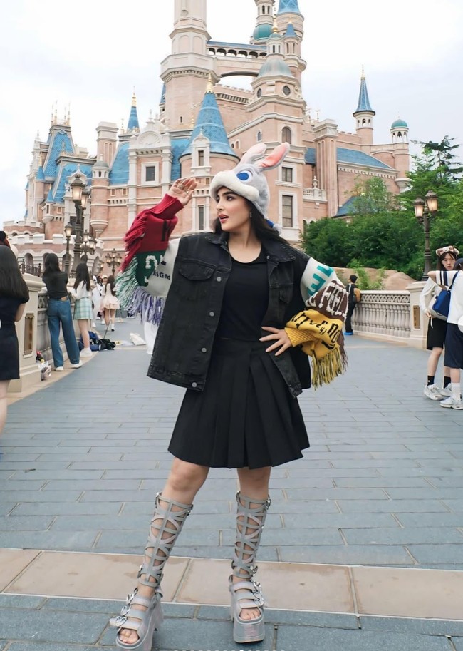 Istri Anang Hermansyah itu memadukan kaos hitam polos dengan rok rempel pendek senada. Ia juga mengenakan jaket denim hitam oversized yang memberi kesan kasual dan edgy. Foto: Instagram/@ashanty_ash