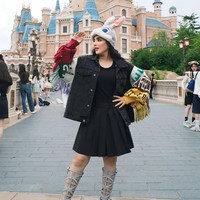 Istri Anang Hermansyah itu memadukan kaos hitam polos dengan rok rempel pendek senada. Ia juga mengenakan jaket denim hitam oversized yang memberi kesan kasual dan edgy. Foto: Instagram/@ashanty_ash