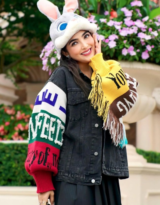 Tampil playful, di keterangan unggahannya Ashanty mengaku tak masalah jika disebut masa kecil kurang bahagia. Masa kecil kurang bahagia ya bun? Iya emang hehe. Dulu masih kecil kalau ke DisneyLand mau beli apa2 nggak boleh. Udah diajak kesini aja udh beruntung katanya, tulis Ashanty. Foto: Instagram/@ashanty_ash