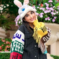 Tampil playful, di keterangan unggahannya Ashanty mengaku tak masalah jika disebut masa kecil kurang bahagia. Masa kecil kurang bahagia ya bun? Iya emang hehe. Dulu masih kecil kalau ke DisneyLand mau beli apa2 nggak boleh. Udah diajak kesini aja udh beruntung katanya, tulis Ashanty. Foto: Instagram/@ashanty_ash