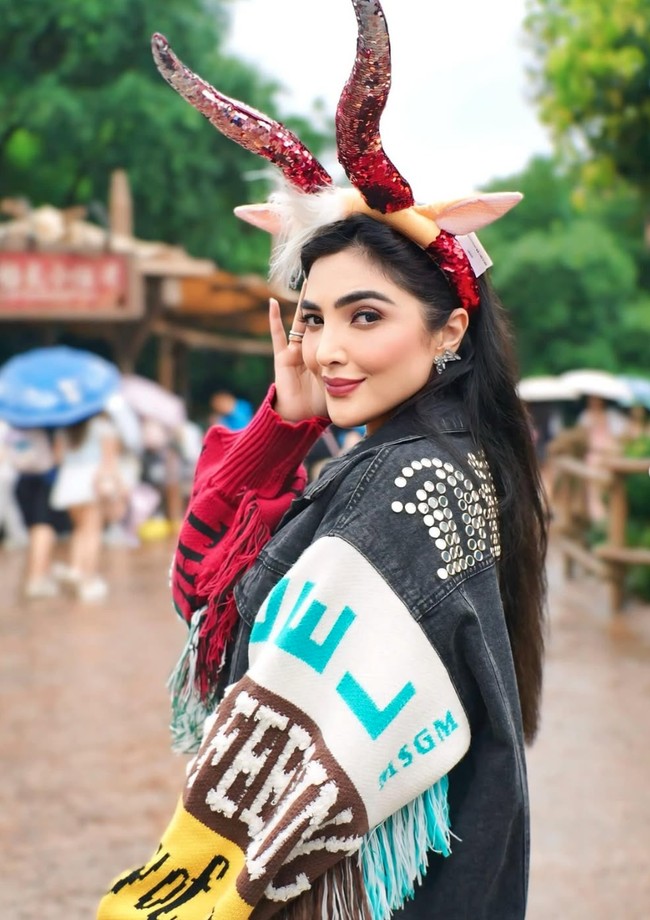 Dalam foto unggahan lain juga terlihat Ashanty yang mengenakan bando berbentuk tanduk berwarna merah, memberi nuansa Maleficent atau karakter villain Disney. Foto: Instagram/@ashanty_ash
