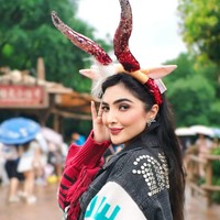 Dalam foto unggahan lain juga terlihat Ashanty yang mengenakan bando berbentuk tanduk berwarna merah, memberi nuansa Maleficent atau karakter villain Disney. Foto: Instagram/@ashanty_ash