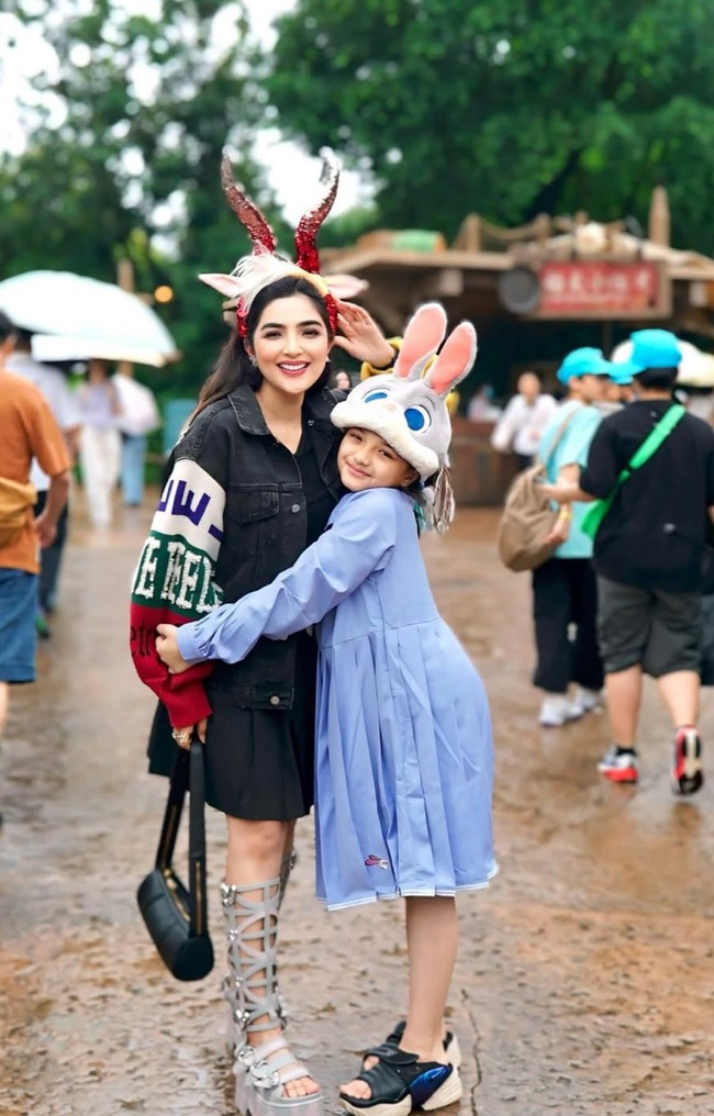 Berpose bersama putrinya, Arsy, terlihat keduanya yang bergembira dan begitu menikmati momen liburan mereka. Foto: Instagram/@ashanty_ash