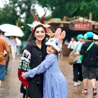Berpose bersama putrinya, Arsy, terlihat keduanya yang bergembira dan begitu menikmati momen liburan mereka. Foto: Instagram/@ashanty_ash