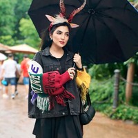 Meski cuaca di sana sedang turun hujan namun tampaknya tak mematahkan semangat Ashanty untuk tetap berpose dan memamerkan gayanya. Cantiknya Ashanty, tulis salah satu komentar. Masya Allah cantiknya bunda @ashanty_ash gak ada obat, komentar lain. Foto: Instagram/@ashanty_ash